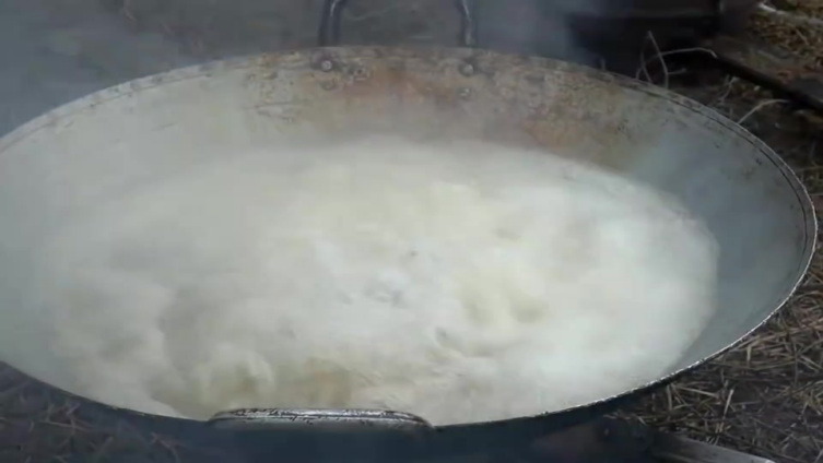 乡村酒宴,大锅油炸扣肉起火好危险。#美食分享#  